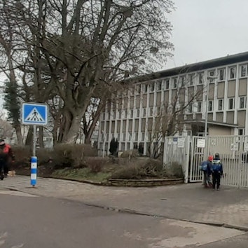 Außenansicht der Grundschule Kopernikusstraße in Köln-Buchforst, wo die Heizung ausgefallen ist.
