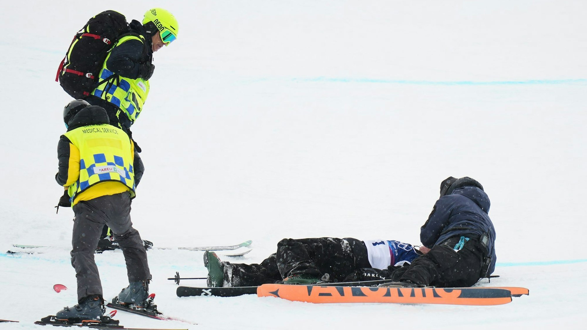 Finley Melville Ives wird nach seinem schweren Sturz versorgt.