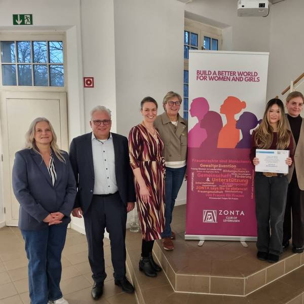 Magdalena Li (2.v.r.) hat den Young Women in Leadership Award der Zonta Leverkusener Zonta-Gruppe erhalten.