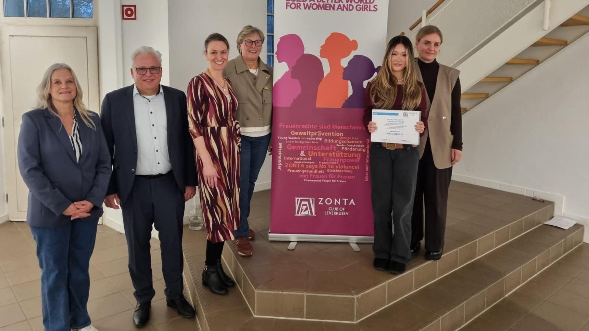 Magdalena Li (2.v.r.) hat den Young Women in Leadership Award der Zonta Leverkusener Zonta-Gruppe erhalten.