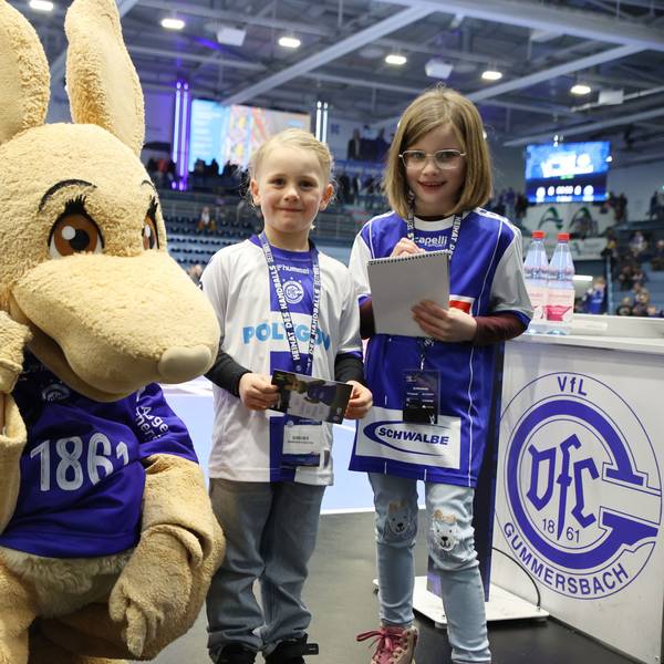 VfL-Maskottchen Gummi und die beiden Nachwuchshandballer.