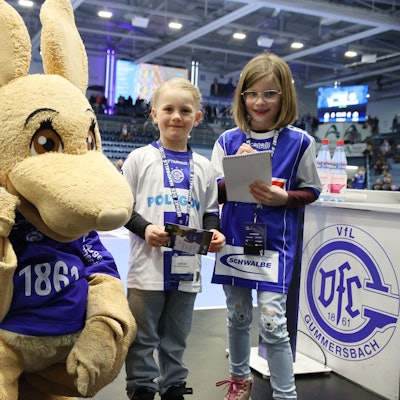 VfL-Maskottchen Gummi und die beiden Nachwuchshandballer.