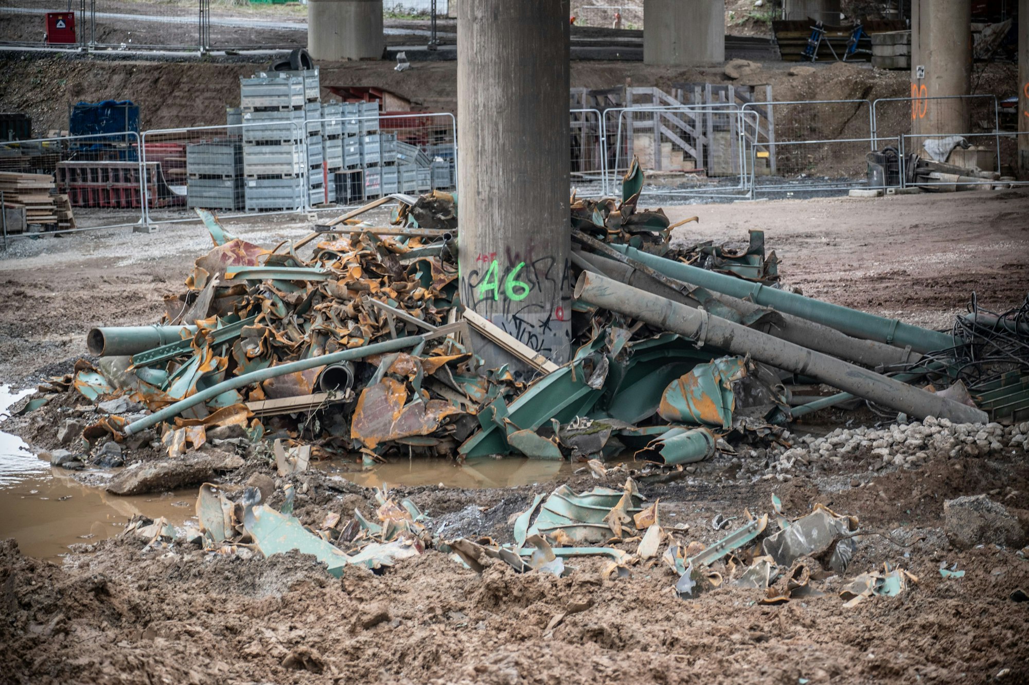 Autobahn1 Abbruch der Hochstraße A über der Dhünn. Dabei blättert der Schutzanstrich ab. Die Blätter liegen überall herum.