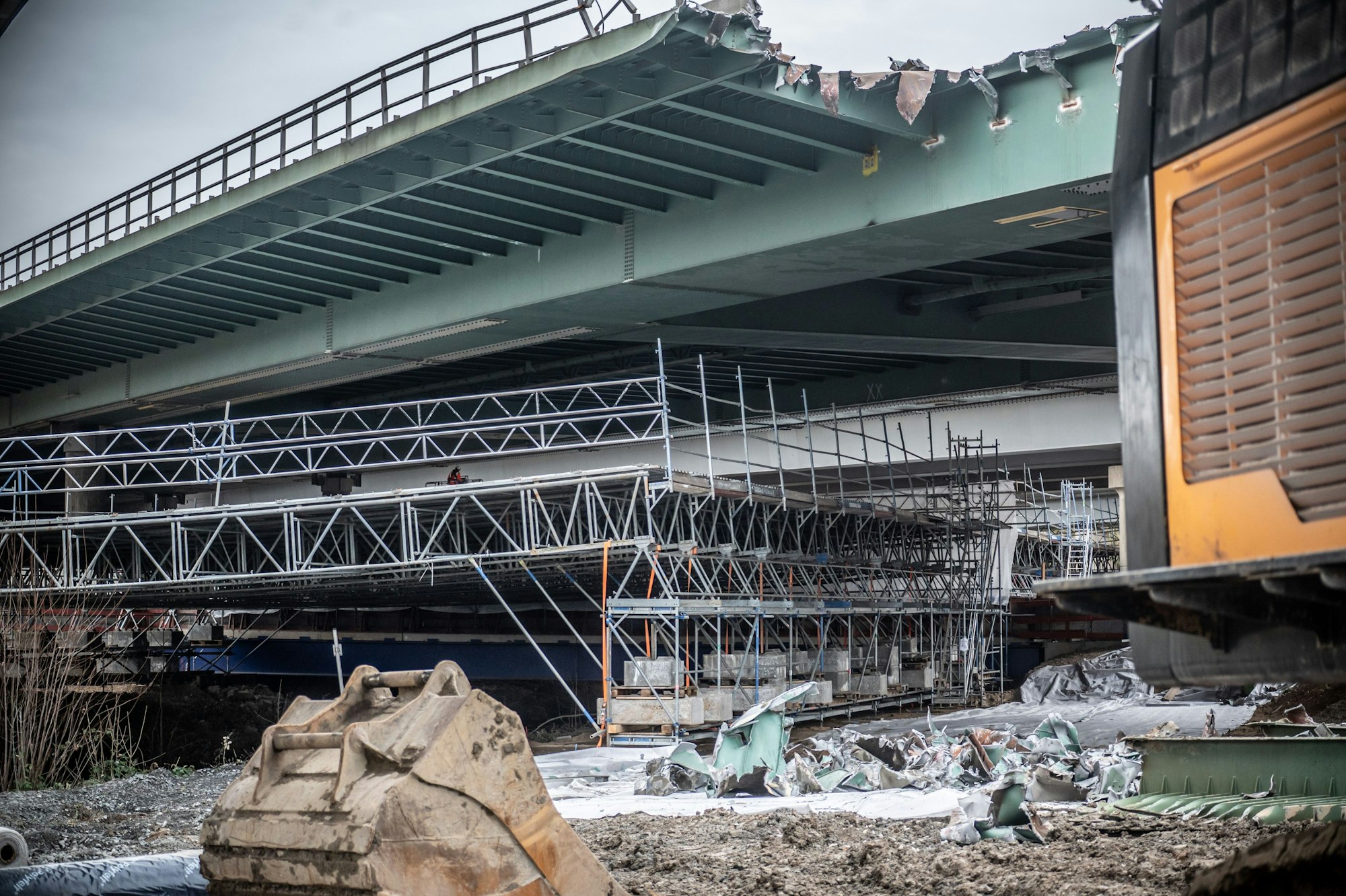 Autobahn1 Abbruch der Hochstraße A über der Dhünn. Dabei blättert der Schutzanstrich ab. Die Blätter liegen überall herum. Bild: Ralf Krieger