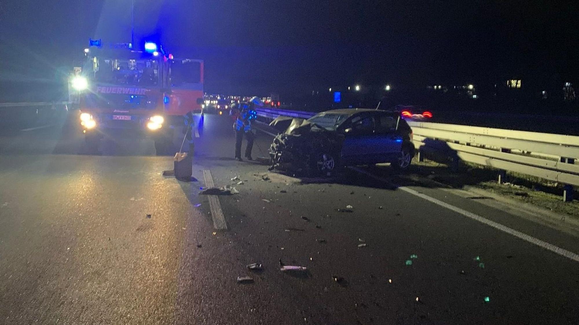 Bei einem Unfall auf der A4 bei Kerpen wurden zwei Pkw-Insassen verletzt.