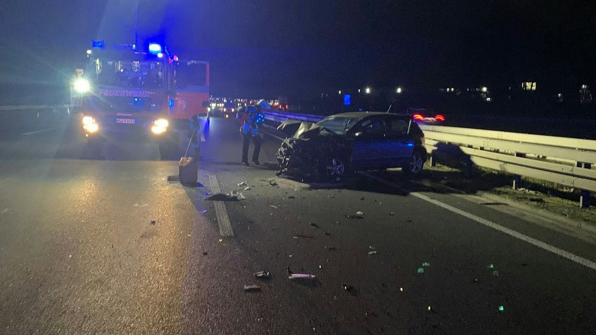 Bei einem Unfall auf der A4 bei Kerpen wurden zwei Pkw-Insassen verletzt.