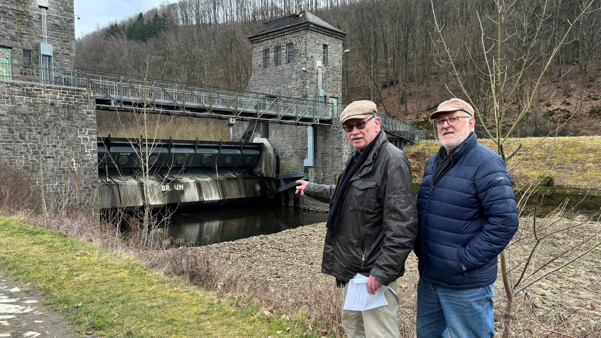 Viel zu wenig Wasser im Fluss: BUND-Aktivisten Friedrich Meyer und Paul Kröfges am Wasserkraftwerk Ohl-Grünscheid an der Agger.