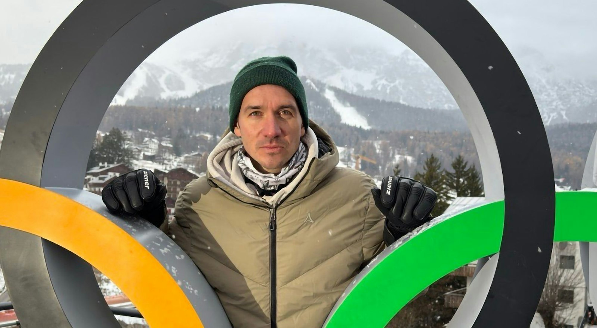 In seiner ARD-Doku „Olympia im Wandel?“ (abrufbar in der ARD-Mediathek) beschäftigte sich Felix Neureuther schon vor dem Start kritisch mit den Winterspielen. (Bild: BR / Dr. Georg Bayerle)