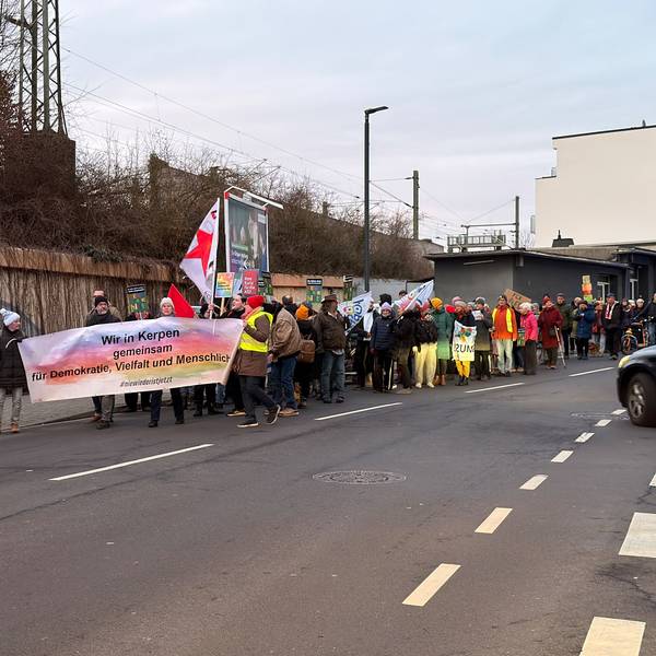 Rund 200 Bürgerinnen und Bürger demonstrierten in Kerpen-Horrem gegen einen AfD-Stammtisch.