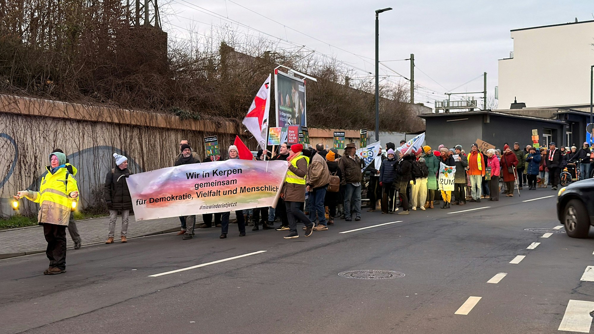 Die Demonstration verlief über die Bahnhofstraße in Kerpen-Horrem zur Sportsbar auf der Hauptstraße.