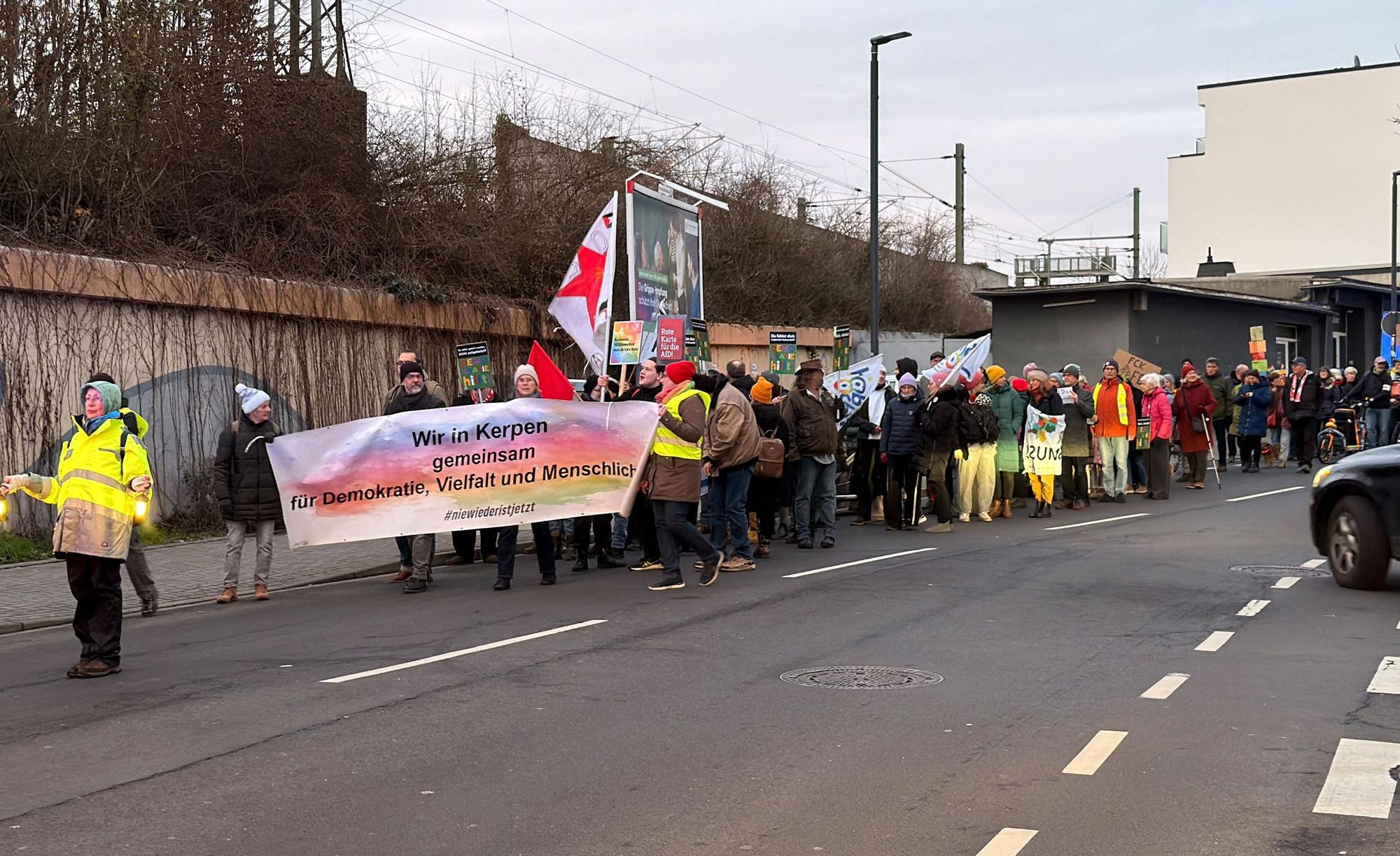 Rund 200 Bürgerinnen und Bürger demonstrierten in Kerpen-Horrem gegen einen AfD-Stammtisch.