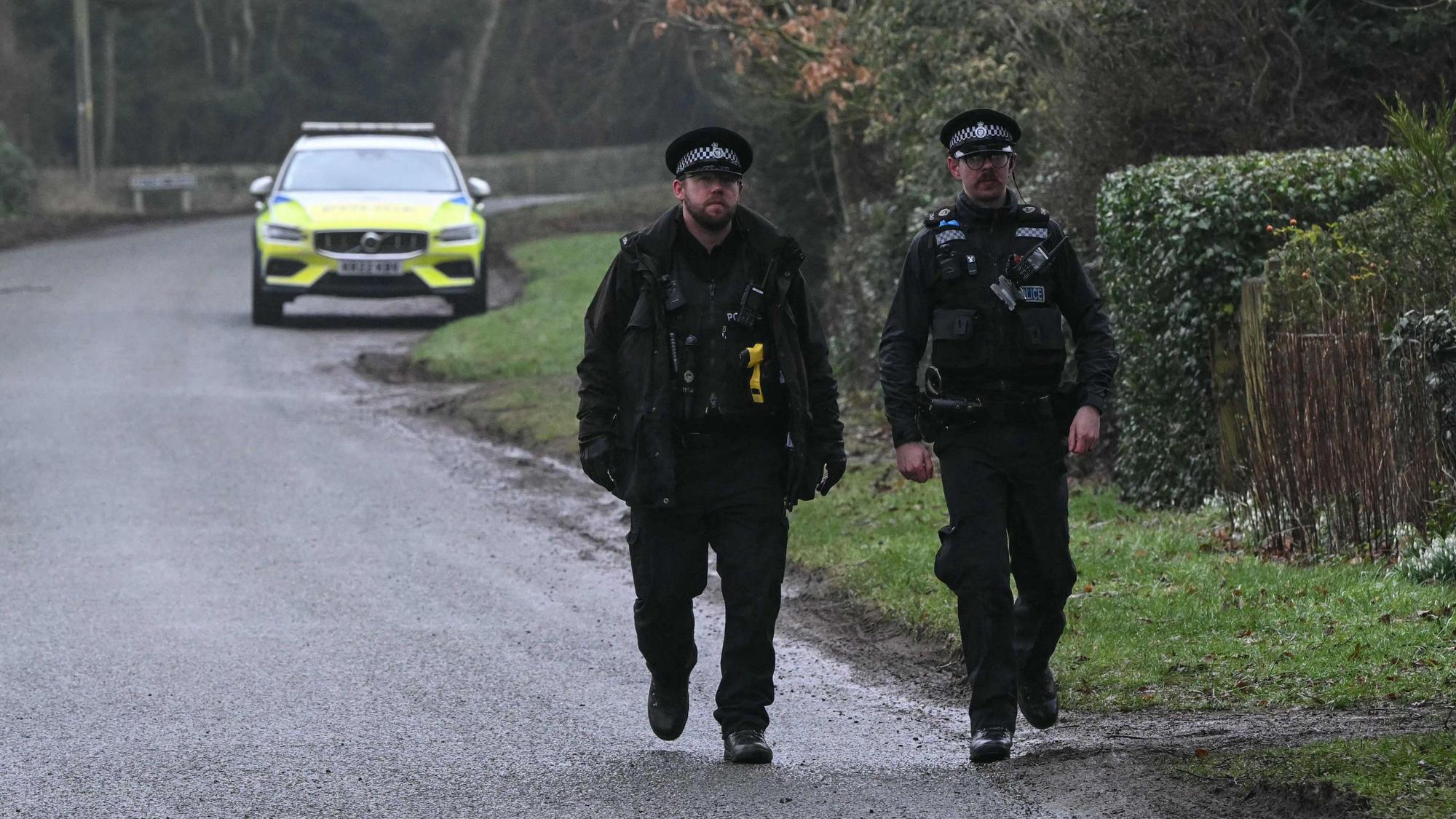 Polizisten am Eingang von Wood Farm auf dem königlichen Anwesen Sandringham in Norfolk am 19. Februar 2026. Dort war Andrew Mountbatten-Windsor zuvor unter dem Verdacht des Fehlverhaltens in einem öffentlichen Amt festgenommen worden.