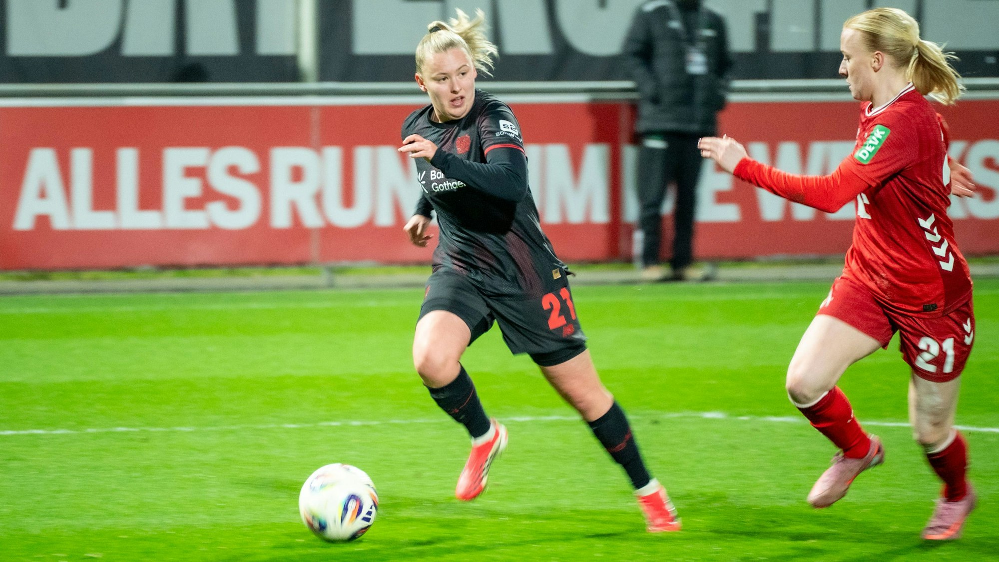 Deutschland: Fussball Google Pixel Frauen-Bundesliga 2025 / 2026 - Bayer 04 Leverkusen vs 1. FC Köln - 18. Spieltag - Ulrich-Haberland-Stadion Leverkusen: Vanessa Fudalla Bayer 04 Leverkusen, 21 Anna Gerhardt 1.FC Köln, 21 *** Germany Soccer Google Pixel Women Bundesliga 2025 2026 Bayer 04 Leverkusen vs 1 FC Köln 18 Matchday Ulrich Haberland Stadion Leverkusen Vanessa Fudalla Bayer 04 Leverkusen, 21 Anna Gerhardt 1 FC Köln, 21 Copyright: xOrhanxHabashx