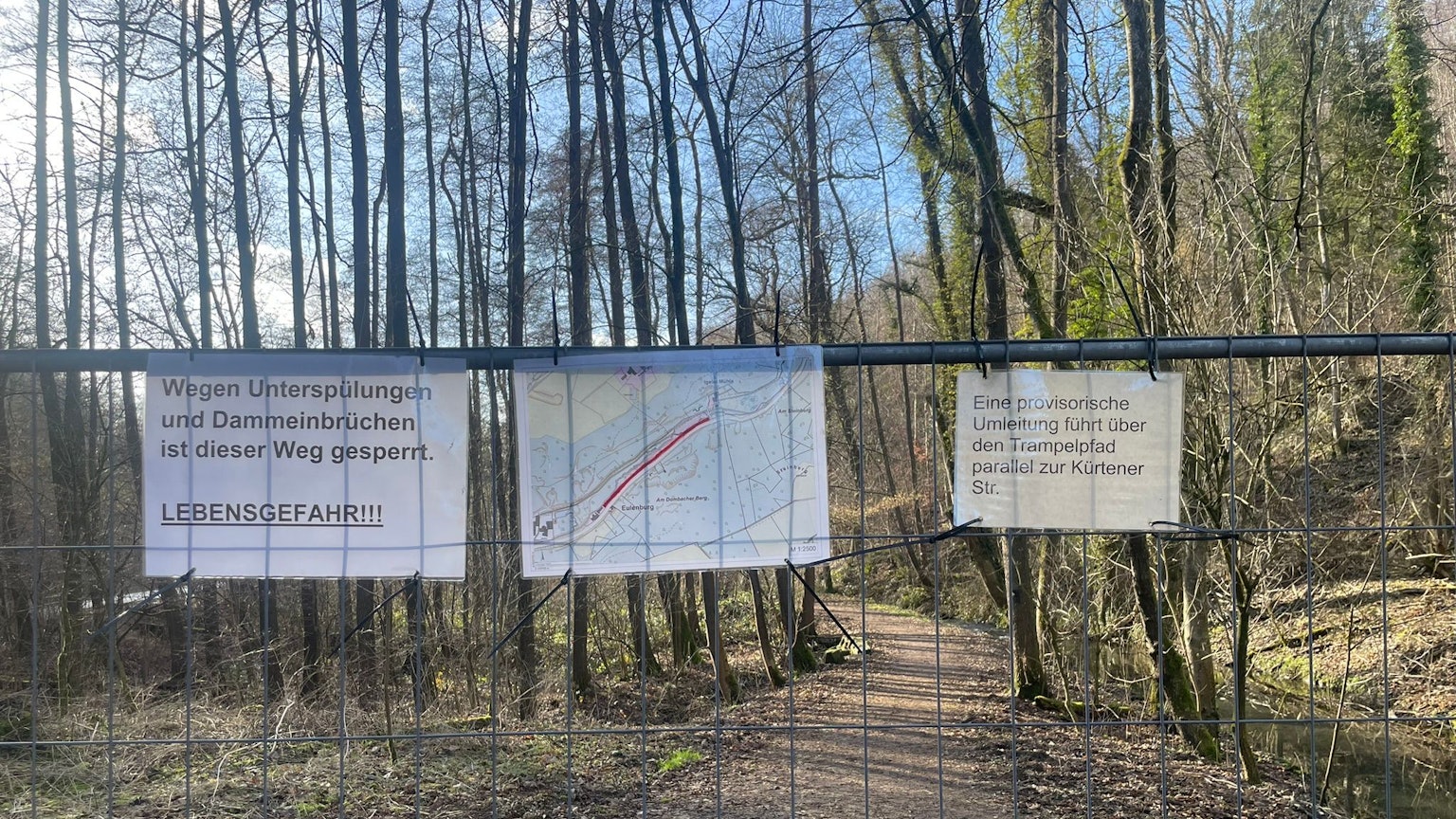 Das Foto zeigt die Absperrungen am Strundeweg