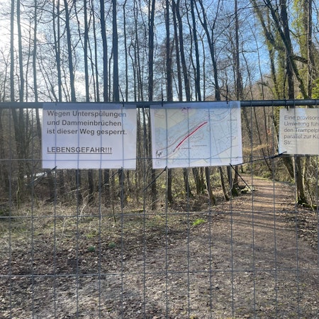 Das Foto zeigt die Absperrungen am Strundeweg