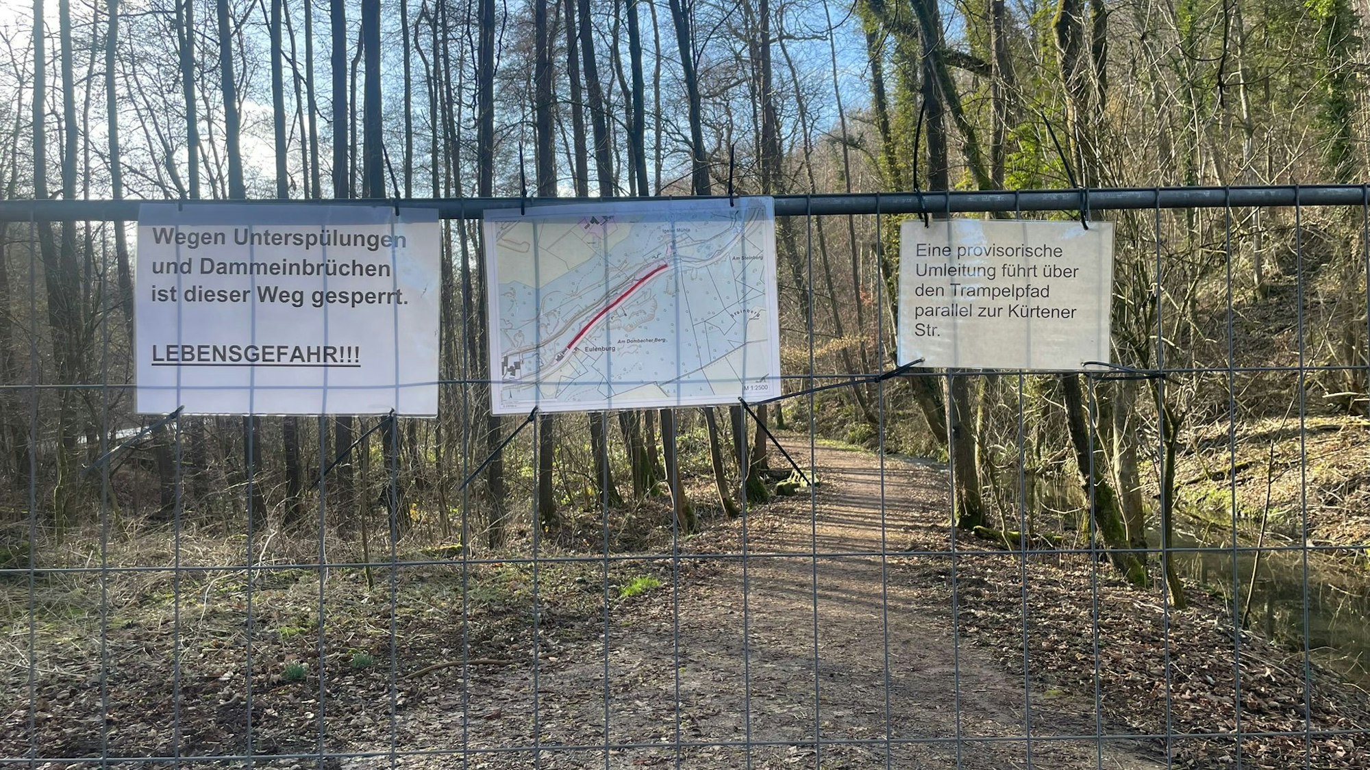 Das Foto zeigt den gesperrten Strundeweg