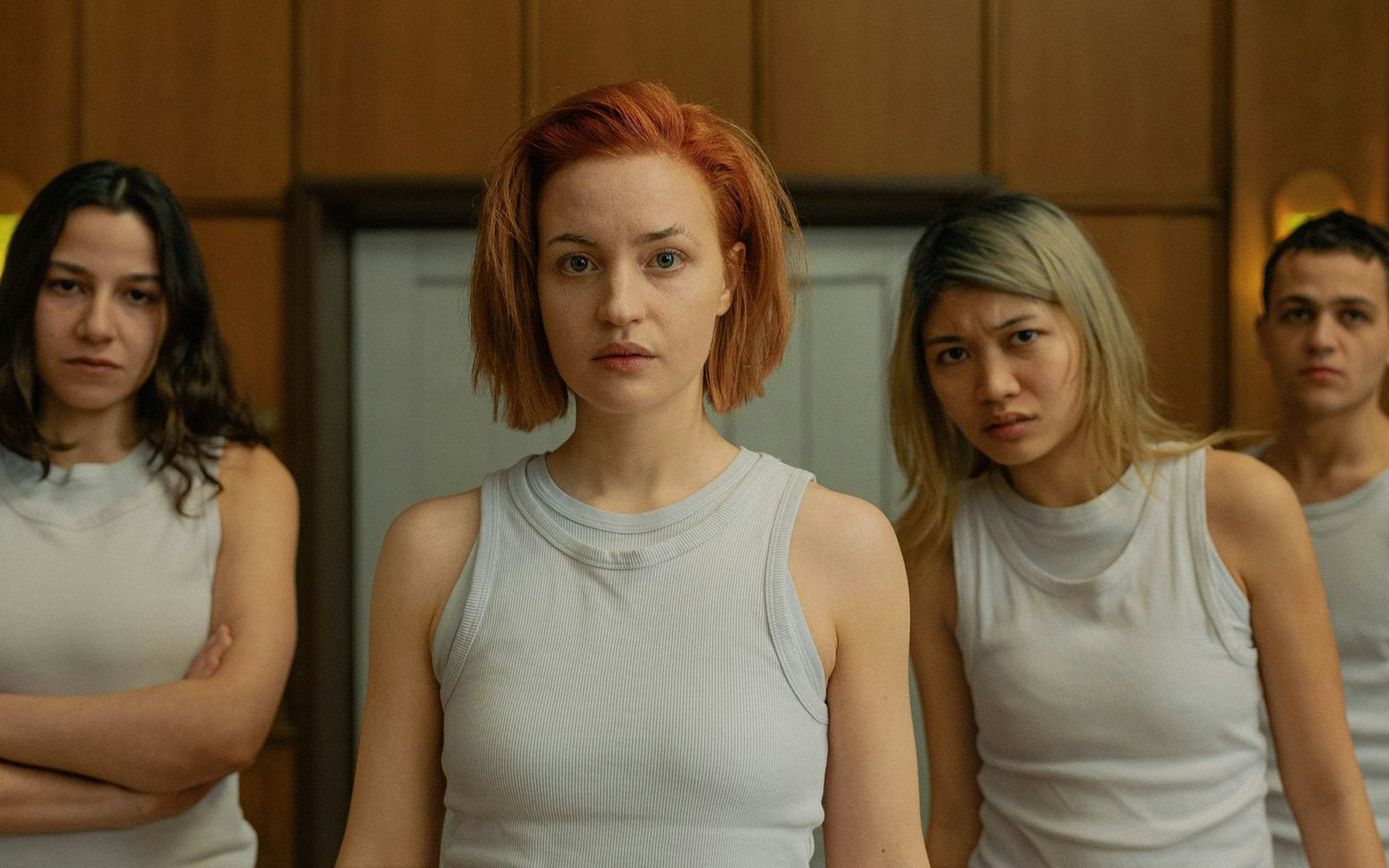 Gerade verstorben, jetzt hängen sie in der „Zweigstelle“ fest (von links): Mel (Beritan Balci), Resi (Sarah Mahita), Sophie (Nhung Hong) und Philipp (David Ali Rashed) wissen nicht, wo sie gelandet sind. (Bild: Leonine Studios/Weltkino/Luis Zeno Kuhn)