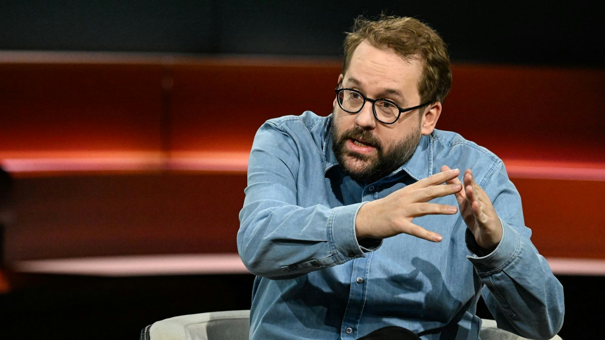 Kriegsreporter Paul Ronzheimer erklärte emotional, wie einprägsam sein Einsatz in Butscha und Irpin war. (Bild: ZDF / Markus Hertrich)