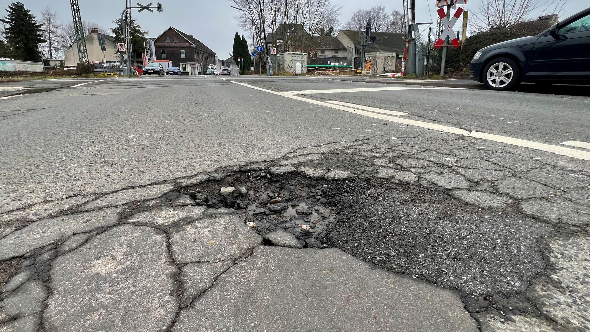Straßenschäden in Leichlingen: Tiefe Schlaglöcher gibt es auch am Bahnübergang, den auch Kinder auf dem Rad auf dem Schulweg häufig nutzen.