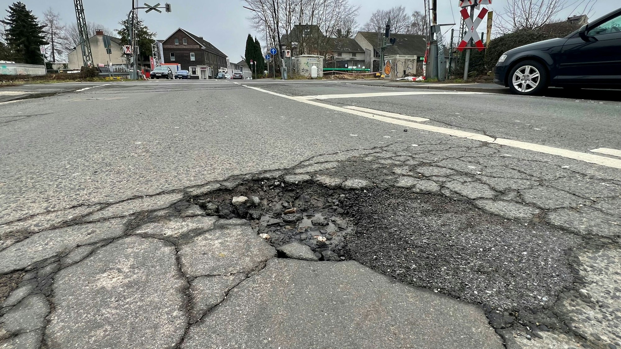 Straßenschäden in Leichlingen: Tiefe Schlaglöcher gibt es auch am Bahnübergang, den auch Kinder auf dem Rad auf dem Schulweg häufig nutzen.