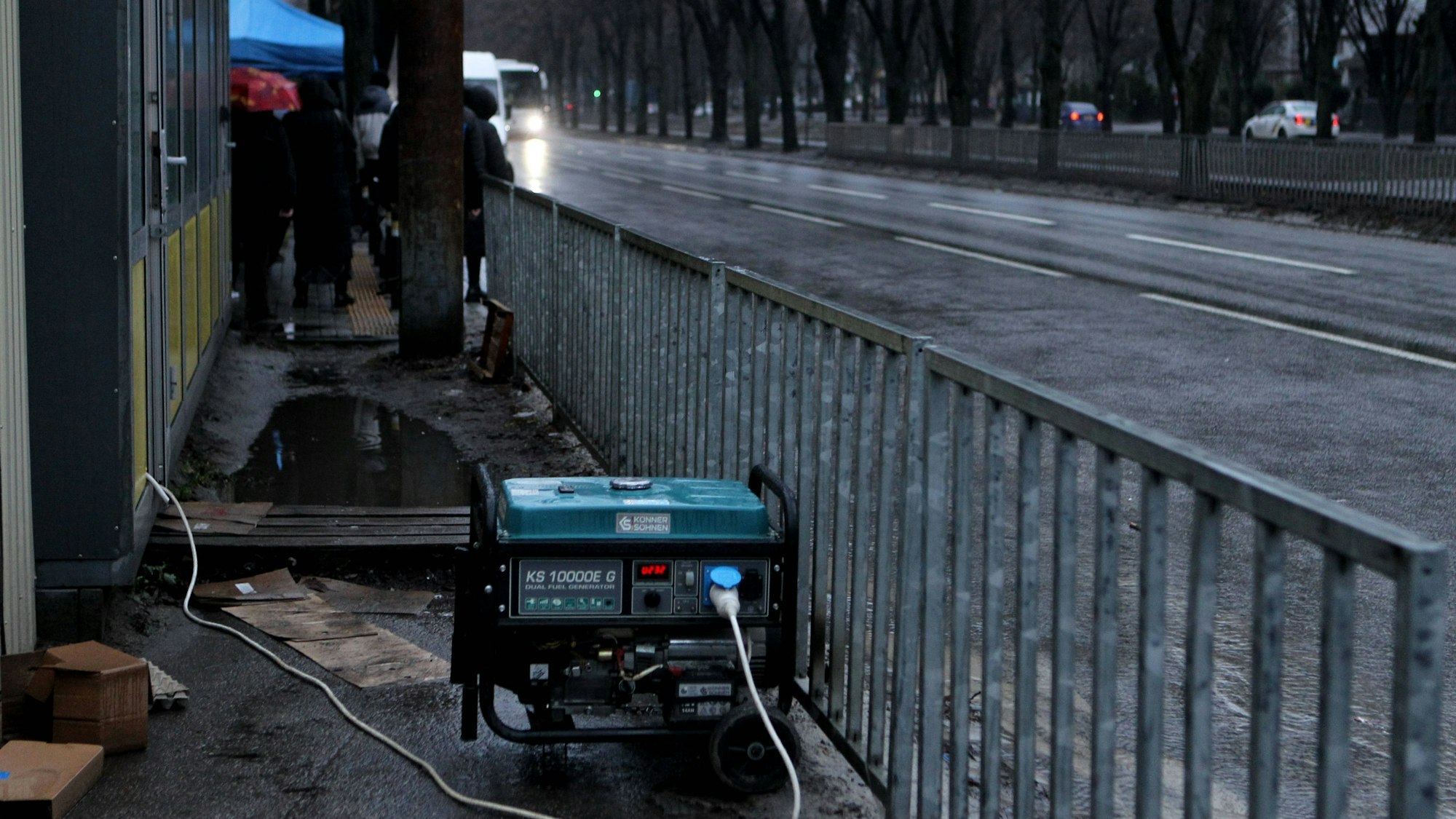 Ein Stromgenerator steht im Januar in einer Straße in Dnipro. Er ist nach russischen Angriffen und Stromausfällen lebenswichtig.