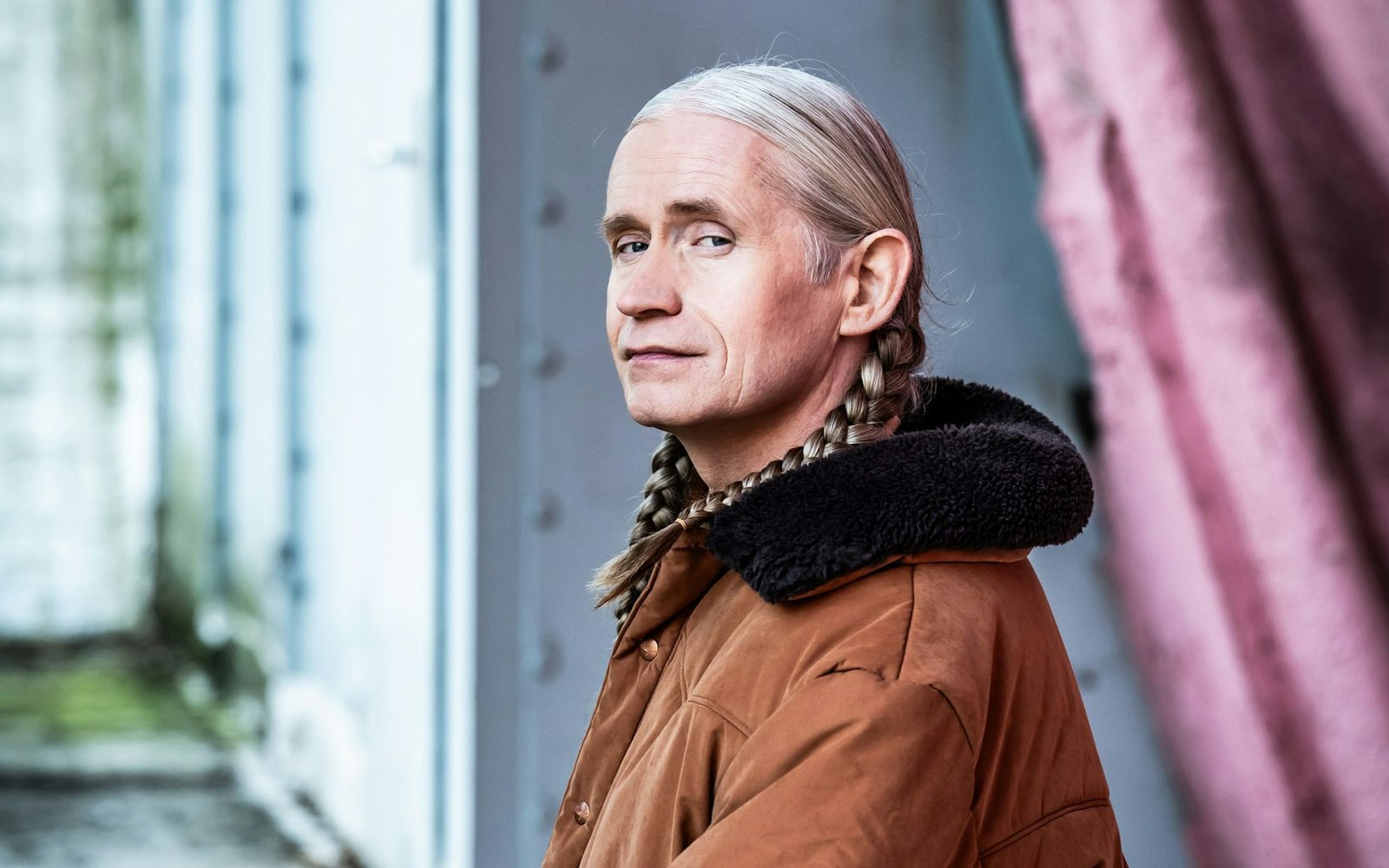 Irgendwo zwischen Till Eulenspiegel, Münchhausen und Forrest Gump: Romano ist auch mit seinem neuen Album „Körper“ nicht leicht auszurechnen. (Bild: Marcus Zumbansen)