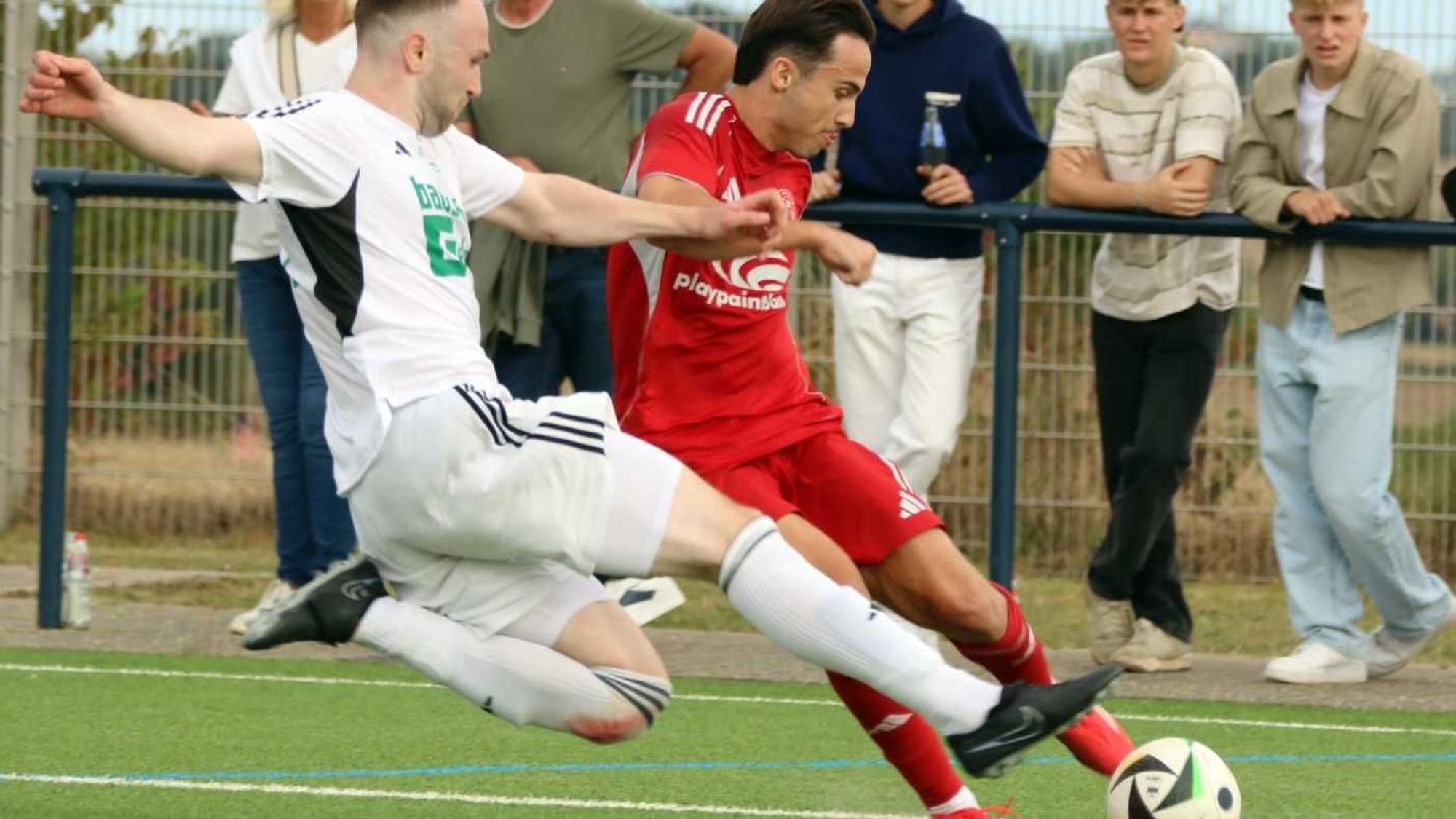 Das Bild zeigt Marlon Große im Zweikampf.