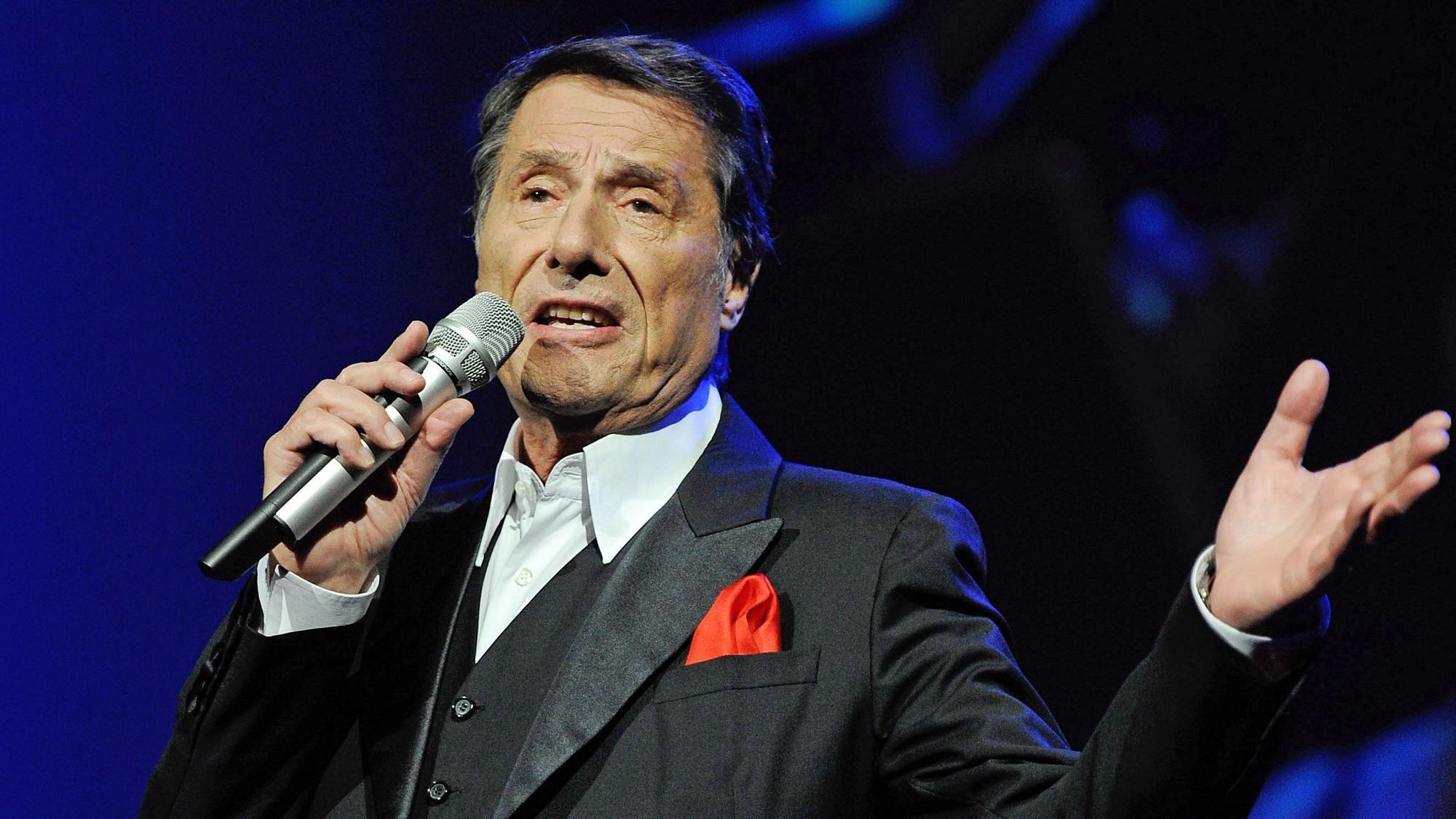 Der Sänger Udo Jürgens steht beim Auftakt seiner Tournee "Der ganz normale Wahnsinn" auf der Bühne.