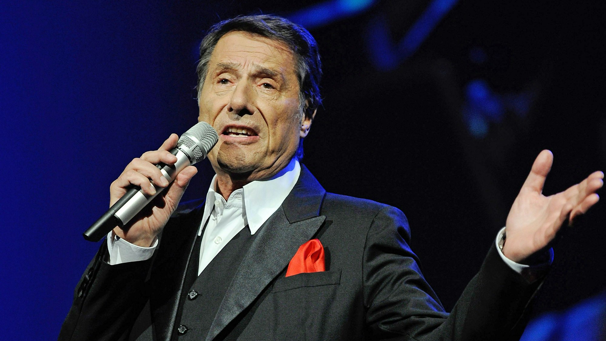 Der Sänger Udo Jürgens steht beim Auftakt seiner Tournee "Der ganz normale Wahnsinn" auf der Bühne.