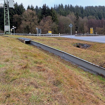 Ein Leitsystem mit Metallplanken und Tunneln, durch das Amphibien sicher eine Landstraße unterqueren können, ist in der Nähe des Kronenburger Sees installiert.