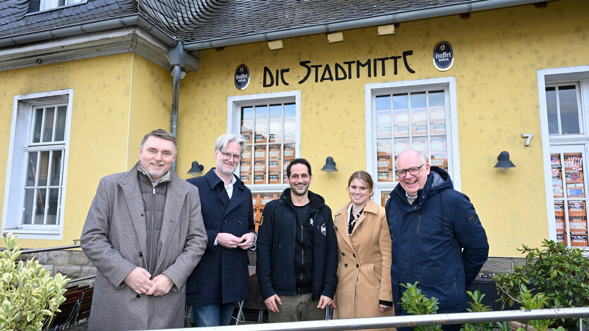 Das Foto zeigt die Akteure aus Verwaltung und Gastronomie am Lokal „Die Stadtmitte“