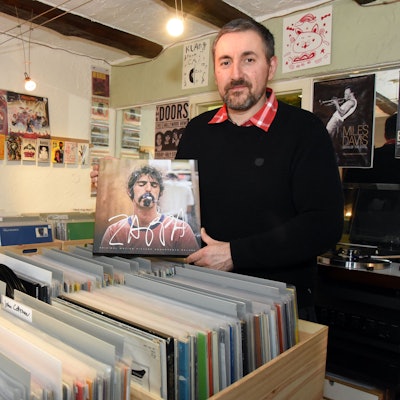 Mit gebrauchtem Vinyl hat sich der Musikliebhaber Zarko Tubin in Waldbröl in die Selbstständigkeit gewagt und dort das Secondhand-Geschäft „Klangraum 33 1/3“ eröffnet.