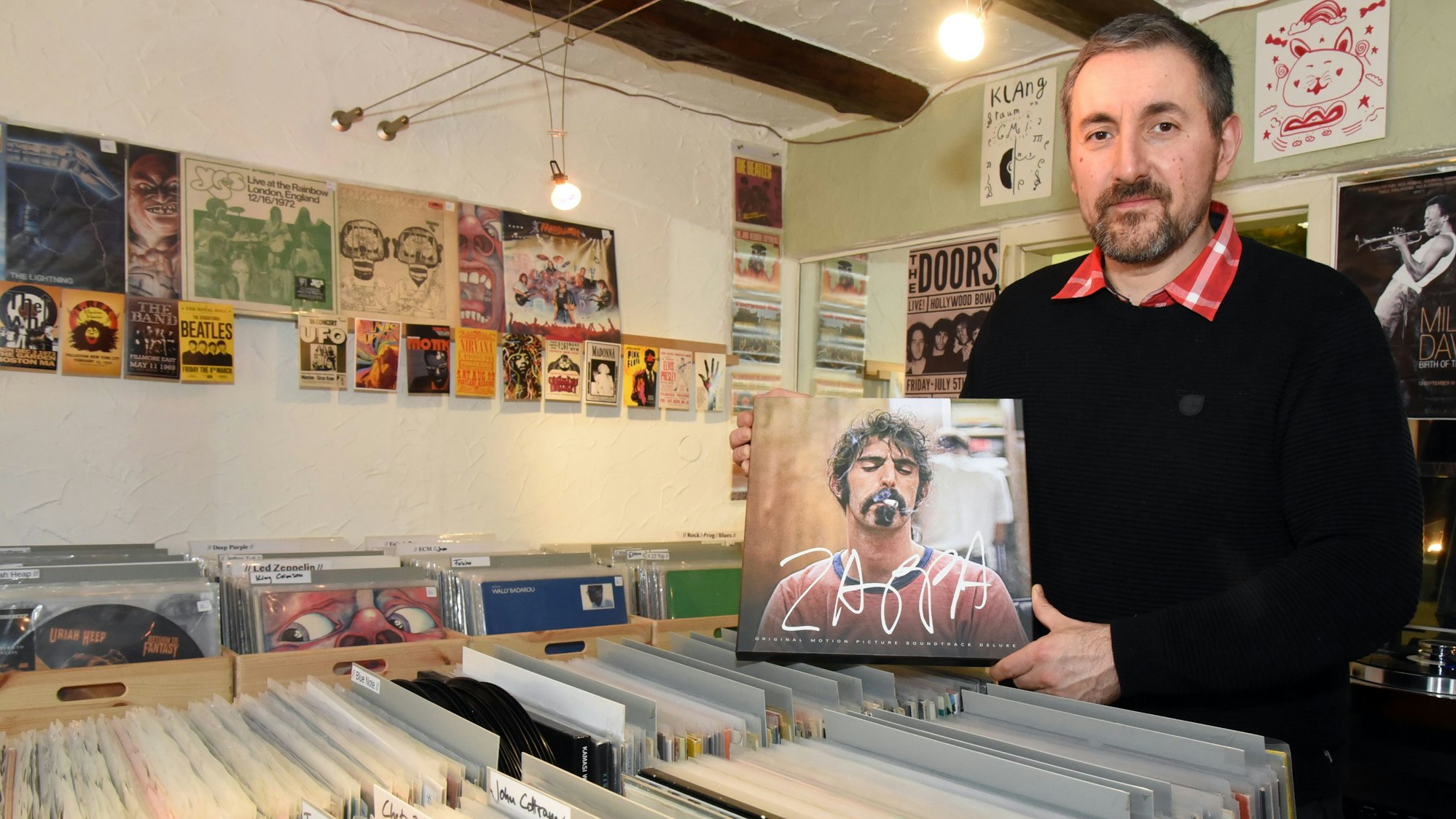 Mit gebrauchtem Vinyl hat sich der Musikliebhaber Zarko Tubin in Waldbröl in die Selbstständigkeit gewagt und dort das Secondhand-Geschäft „Klangraum 33 1/3“ eröffnet.