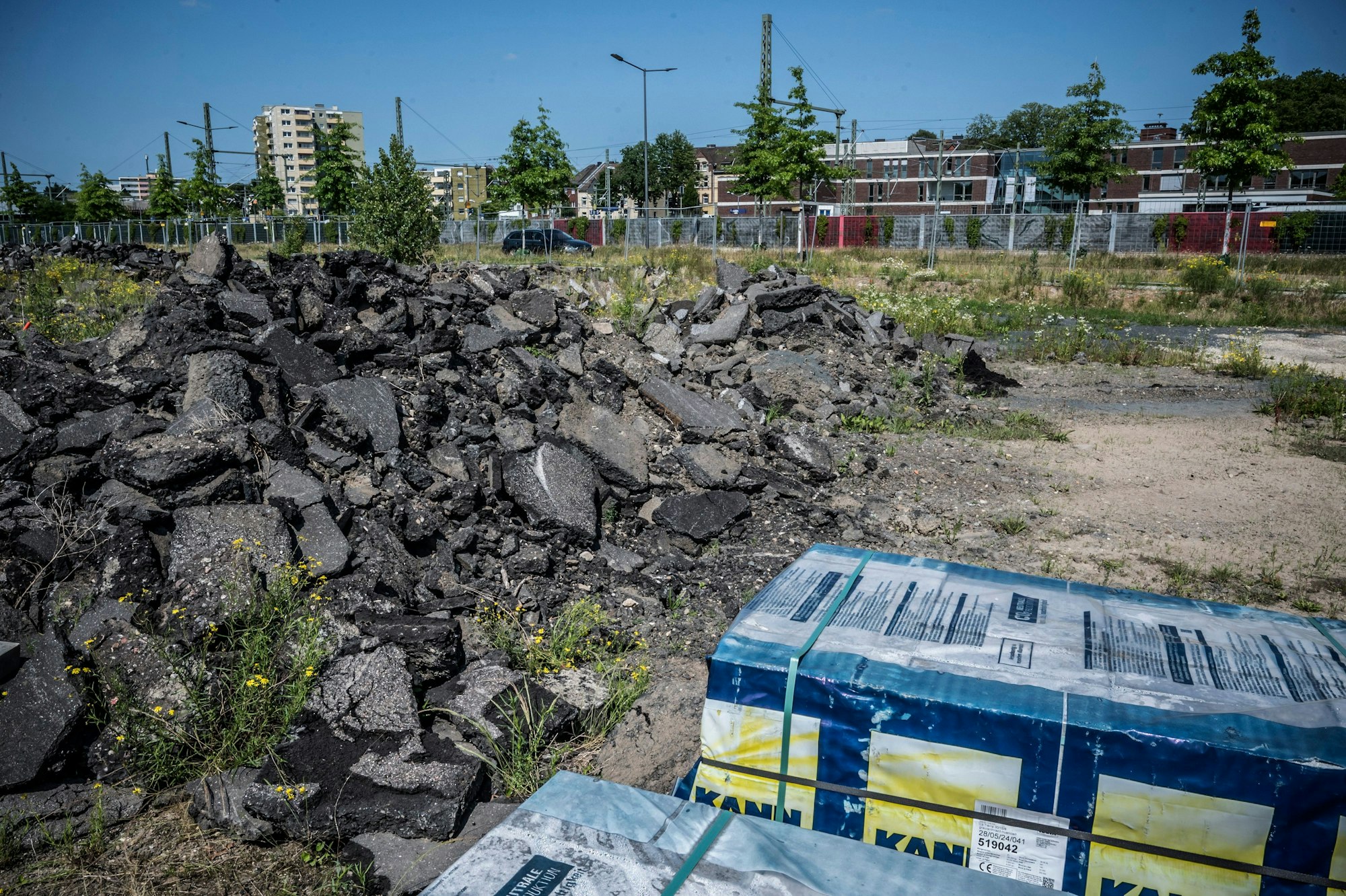 Lange Zeit sah es auf dem Grundstück so aus: Straßenaufbruch aus der ganzen Stadt lag herum.
