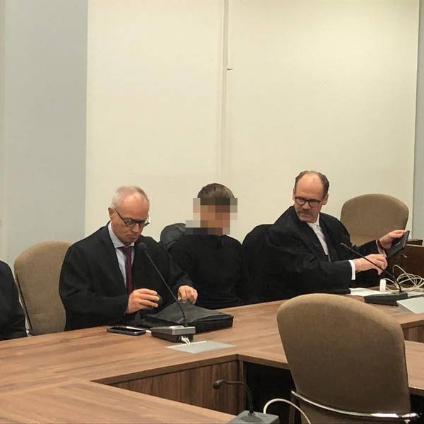 Das Bild zeigt die beiden Angeklagten mit ihren Anwälten im Gerichtssaal.