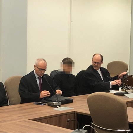 Die beiden Angeklagten sitzen im Landgericht neben ihren Anwälten. Die jungen Männer sollen sich Ende 2023 auf der A555 ein Rennen geliefert haben.