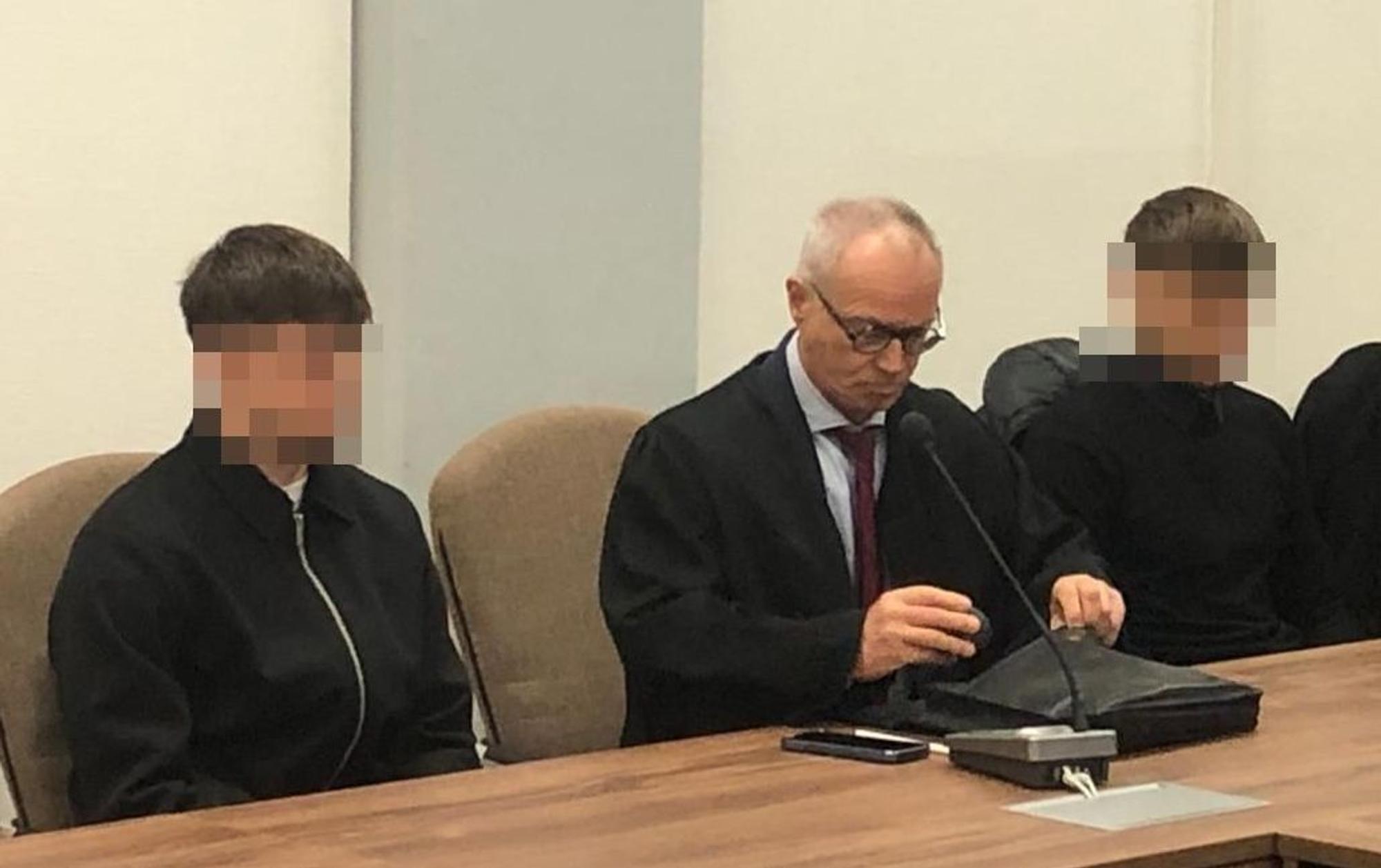 Die beiden 22-Jährigen zur Prozesseröffnung im Februar, in der Mitte einer ihrer Verteidiger.