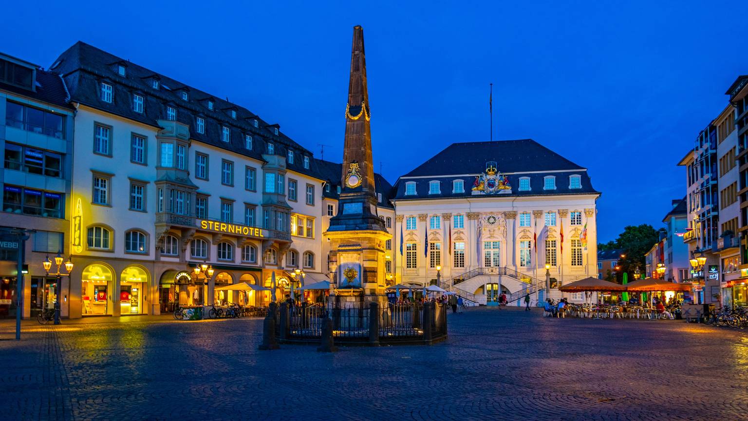Das Traditions-Kino am Bonner Marktplatz (hier links im Bild) wird laut CineStar geschlossen.