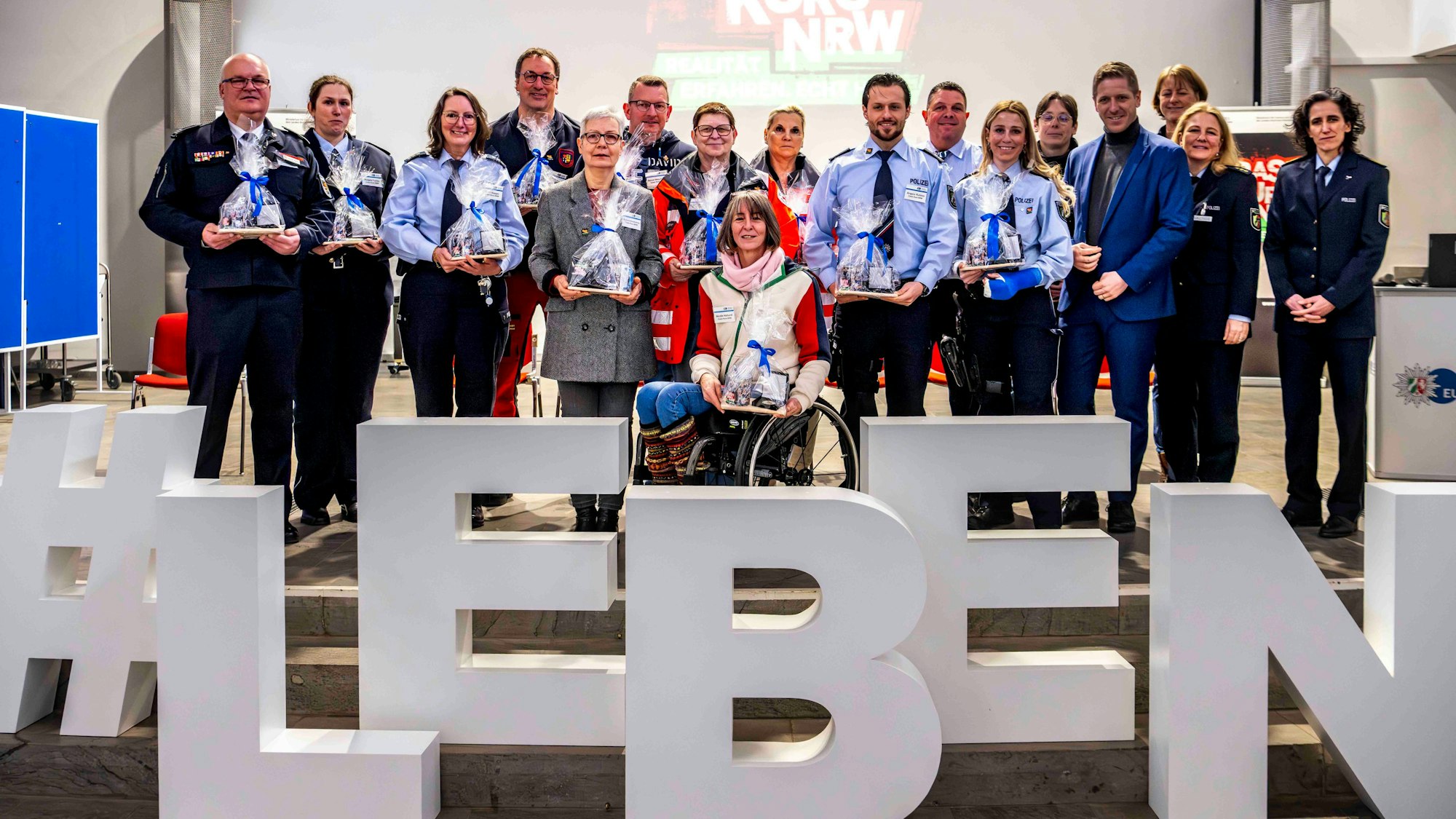 Das Bild zeigt die Geehrten und die Verantwortlichen des Crash Kurs NRW.