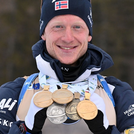 Johannes Thingnes Bö aus Norwegen präsentiert seine Medaillen.
