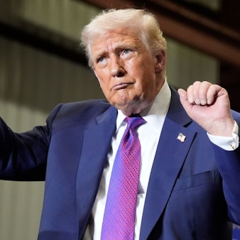 US-Präsident Donald Trump tanzt nach seiner Rede auf einer Kundgebung bei der Coosa Steel Corporation in Rome, Georgia. (Archivbild)