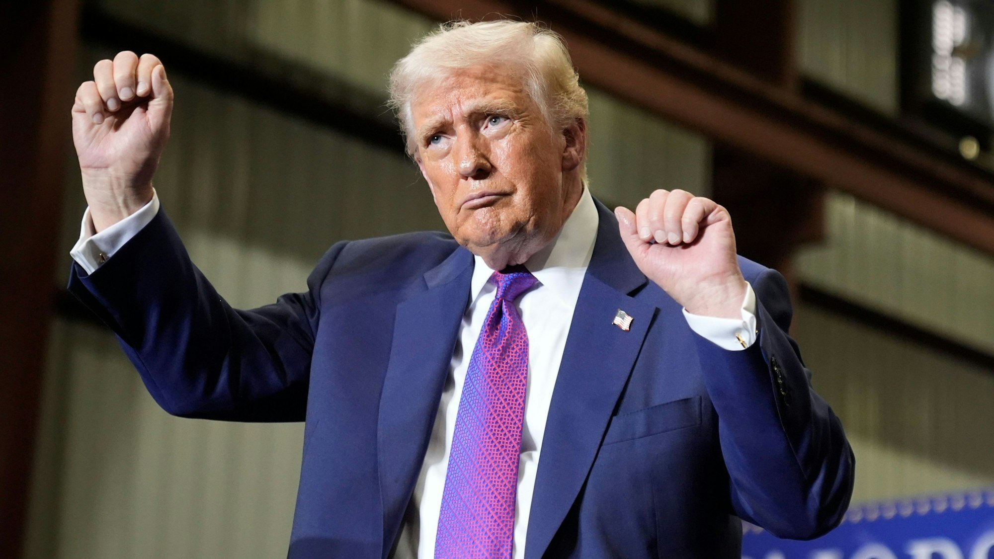 US-Präsident Donald Trump tanzt nach seiner Rede auf einer Kundgebung bei der Coosa Steel Corporation in Rome, Georgia. (Archivbild)