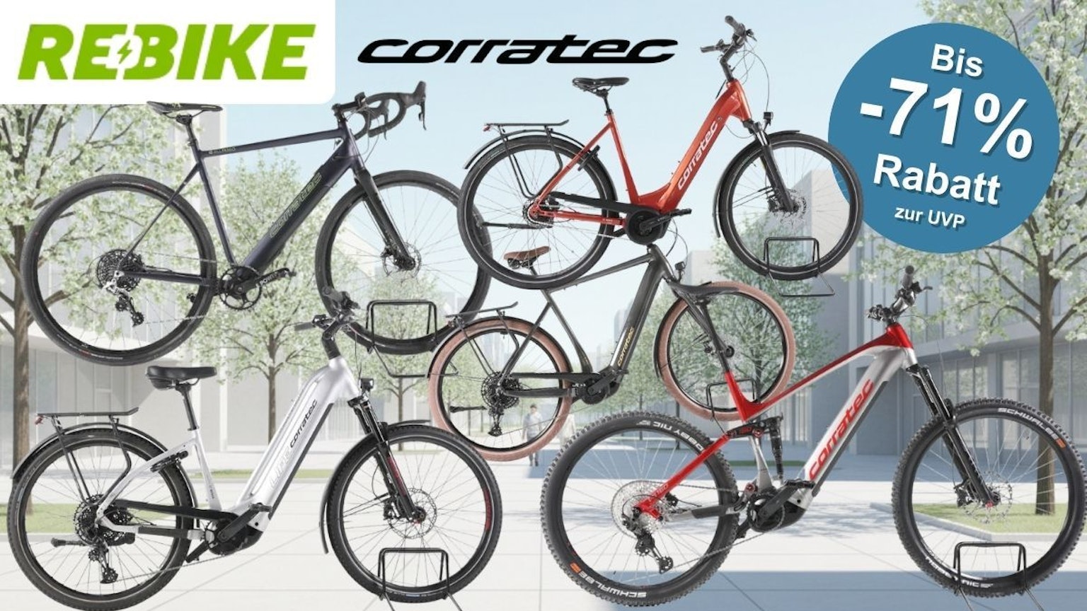 Mehrere Corratec E‑Bikes unterschiedlicher Typen – darunter Trekking-, City- und Mountainbikes – vor einem hellen, modernen Stadt-Hintergrund. Oben links ist das grüne Rebike‑Logo, daneben das Corratec‑Logo, und rechts befindet sich ein runder Hinweis auf Rabatte bis zu 71 % zur UVP.