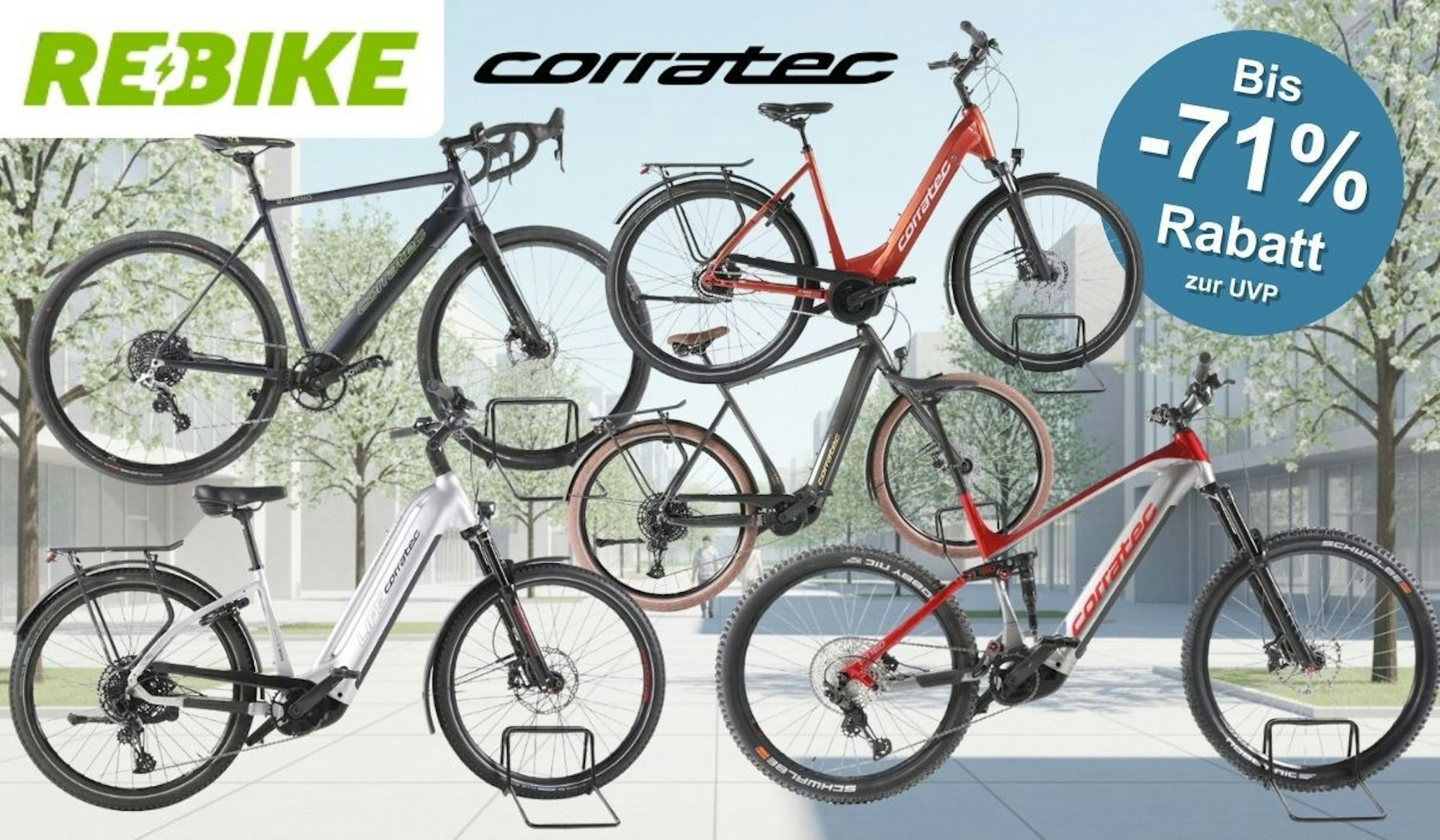 Mehrere Corratec E‑Bikes unterschiedlicher Typen – darunter Trekking-, City- und Mountainbikes – vor einem hellen, modernen Stadt-Hintergrund. Oben links ist das grüne Rebike‑Logo, daneben das Corratec‑Logo, und rechts befindet sich ein runder Hinweis auf Rabatte bis zu 71 % zur UVP.