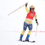 Daniel Maier streckt den Arm nach oben und jubelt.