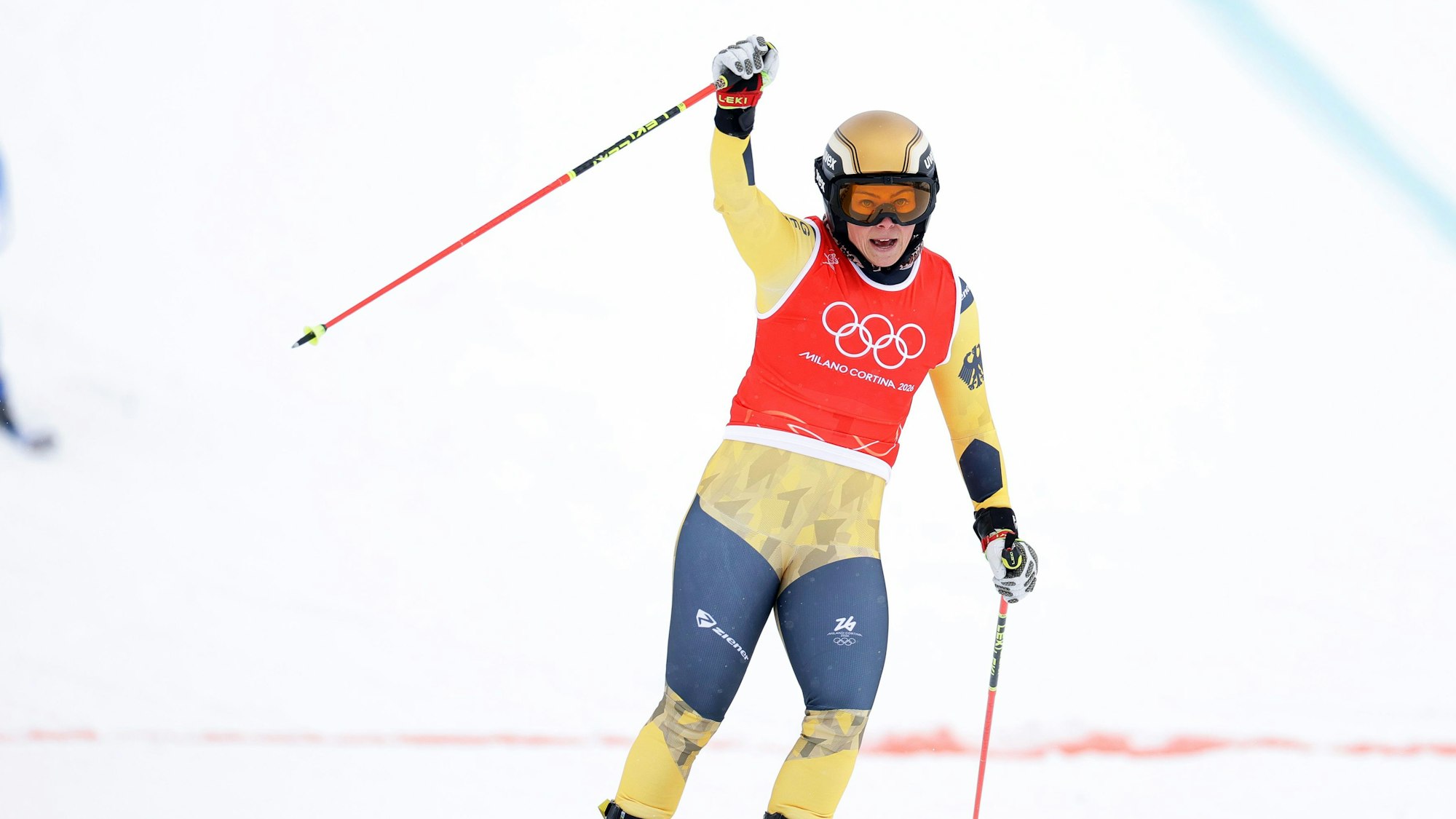 Daniela Maier streckt den Arm nach oben und jubelt.