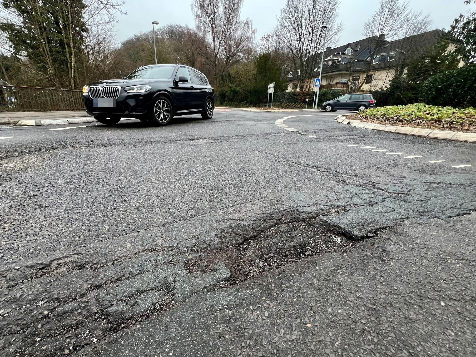 Eher notdürftig geflickt ist die Asphaltdecke am Kreisverkehr Germaniabad