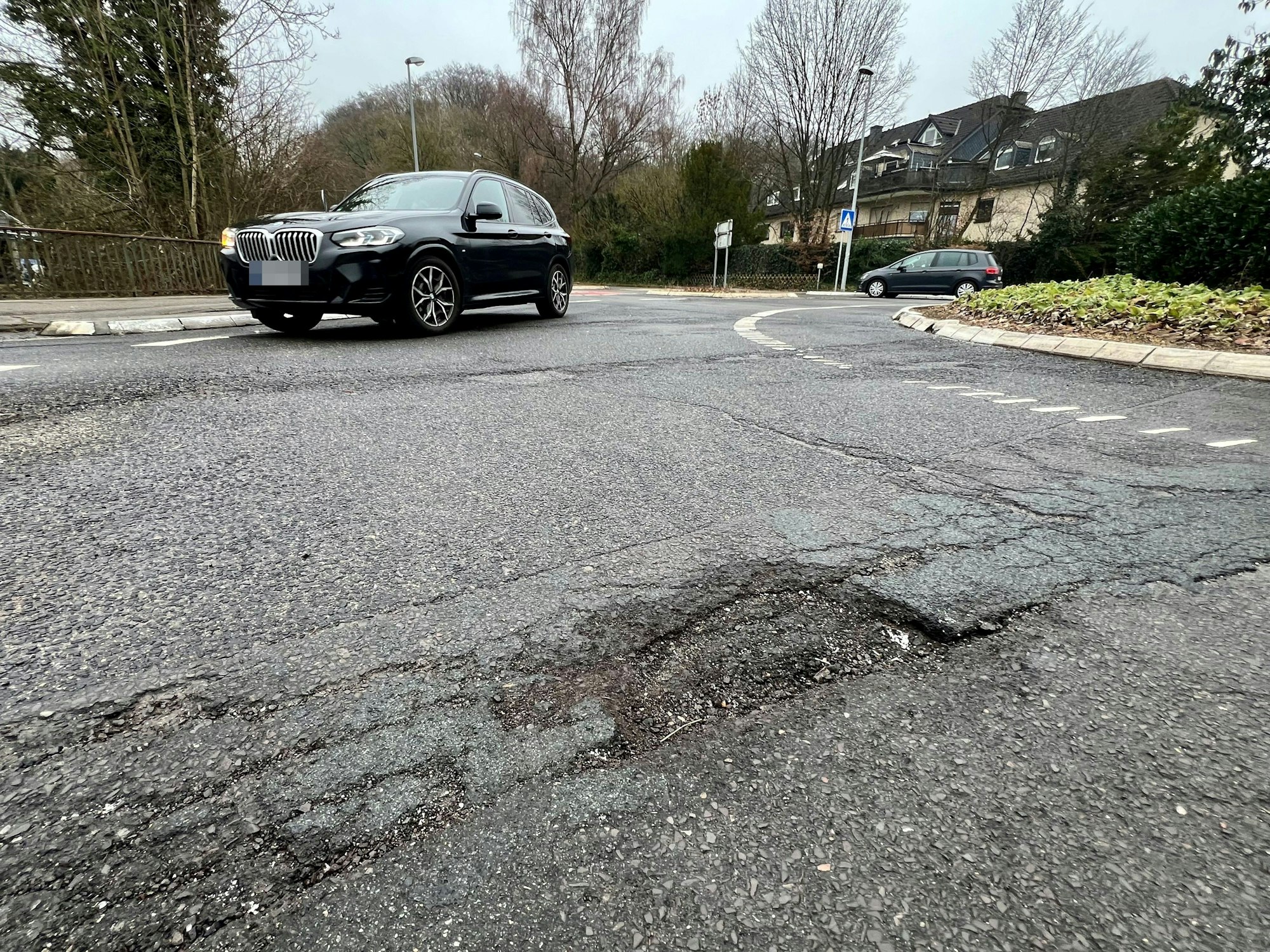 Eher notdürftig geflickt ist die Asphaltdecke am Kreisverkehr Germaniabad