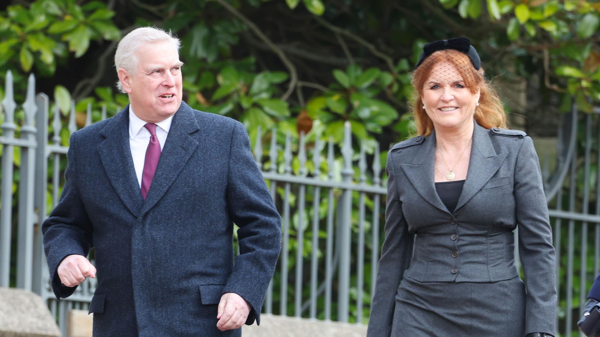 Der damalige Prinz Andrew, Herzog von York und Sarah Ferguson, damalige Herzogin von York, kommen auf Schloss Windsor zu einem Gedenkgottesdienst für König Konstantin II. von Griechenland an.
