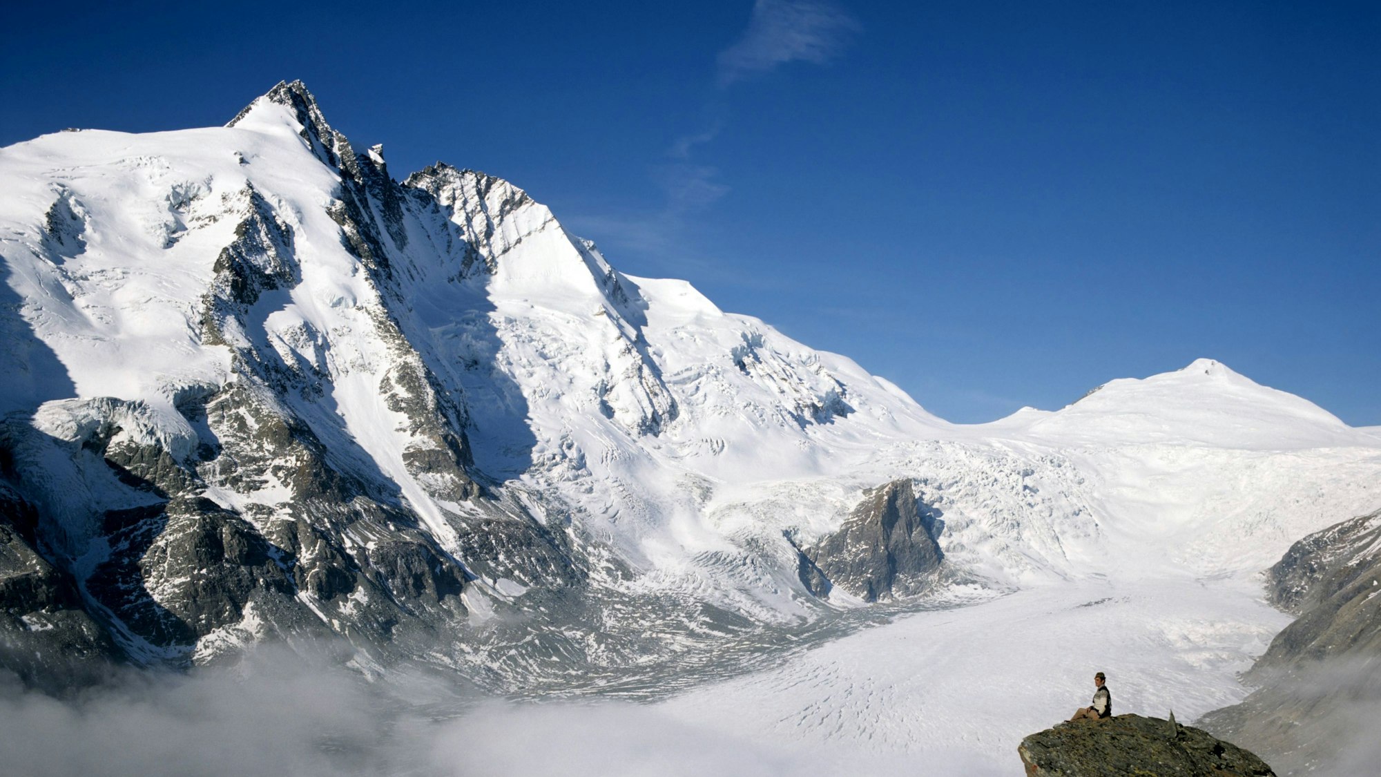 Ein Bergsteiger genießt die Aussicht auf den Großglockner in Kärnten. (Archivbild)